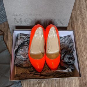 EUC (W36) - McQUEEN Neon Orange Pump